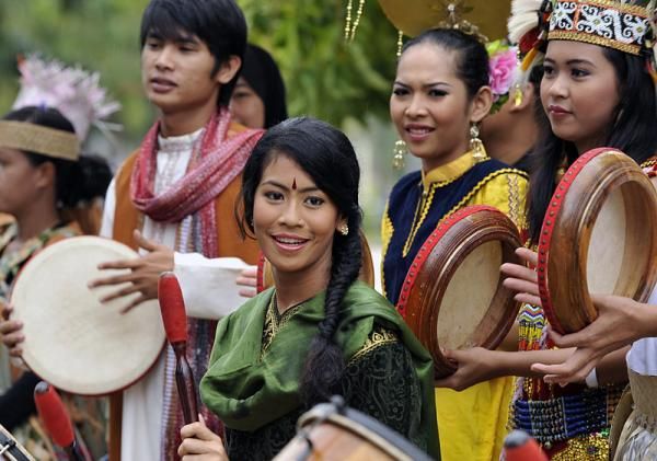 Local women played traditional instruments, the gendang and kompang, at the starting line in Putrajaya.