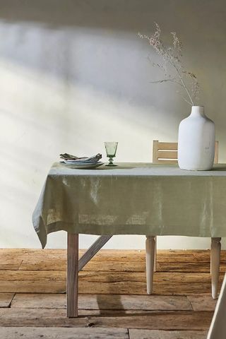 Linen table cloth in green