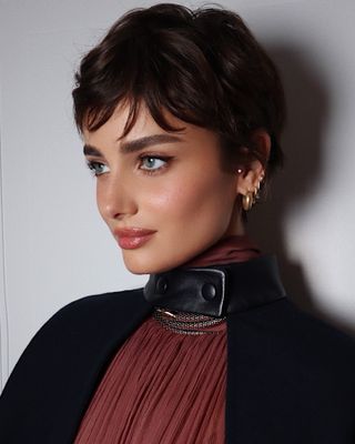 Taylor Hill com corte de cabelo curto Dolce Vita