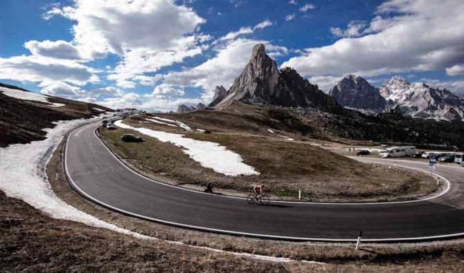 A lone Euskaltel rider descends the Giau