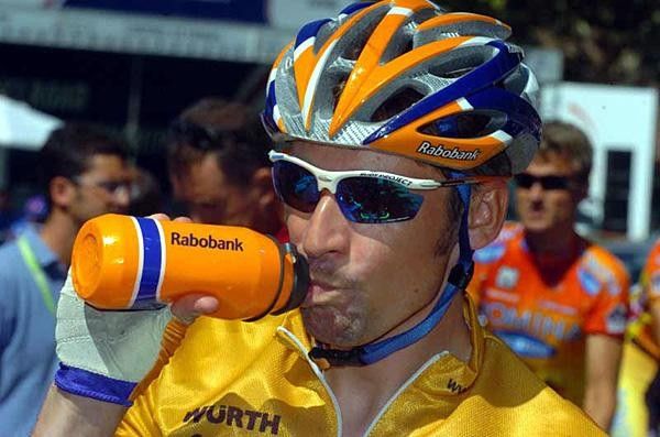 Denis Menchov (Rabobank) pre-hydrates