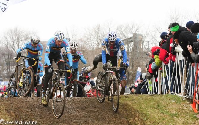 Klaas Vantornout (BEL) with the lead on lap one