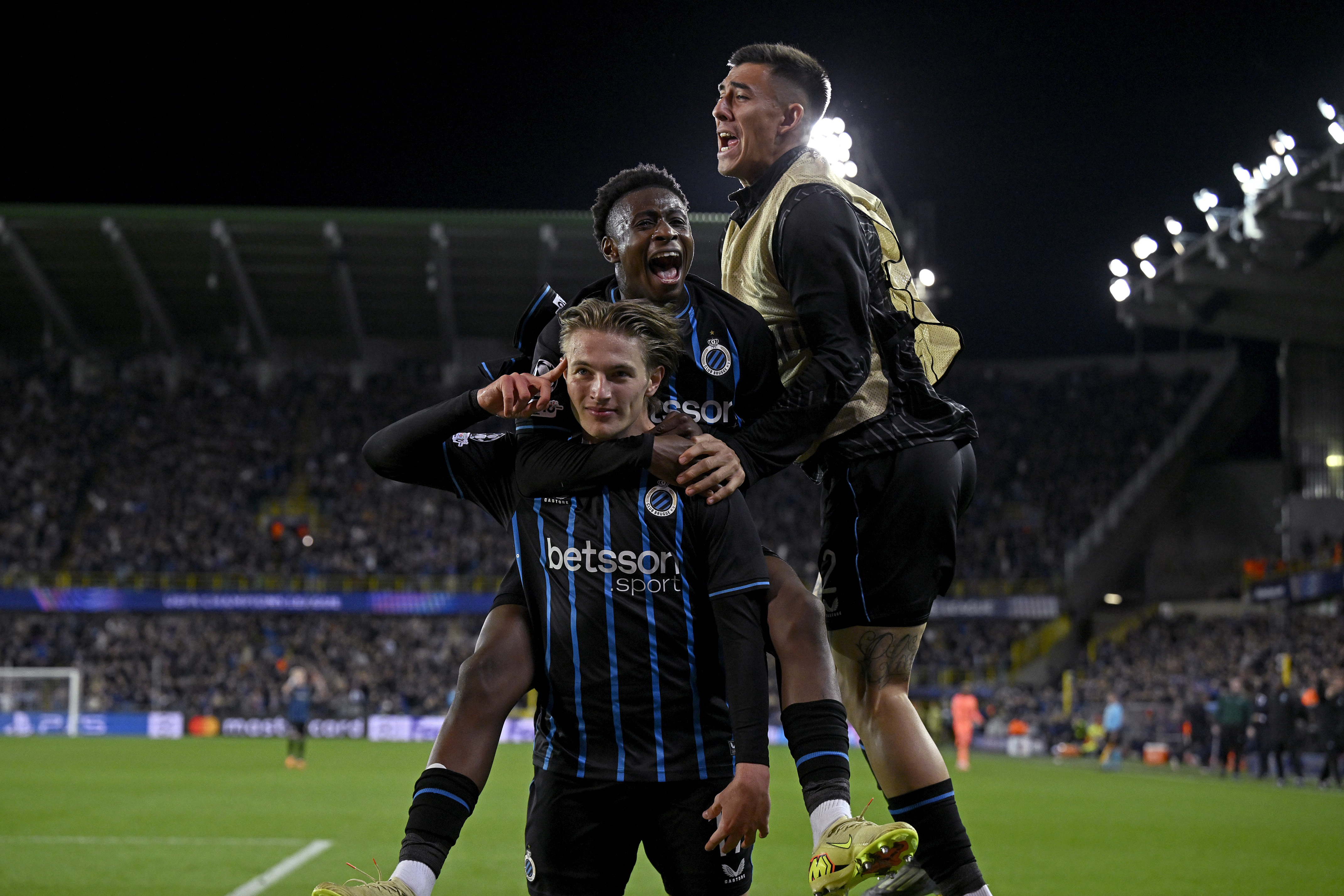BRUGGE, BELGIUM - NOVEMBER 5: Romeo Vermant of Club Brugge celebrates disallowed 4-3 with Zaid Romero of Club Brugge, Mamadou Diakhon of Club Brugge during the UEFA Champions League match between Club Brugge v FC Barcelona at the Jan Breydel Stadium on November 5, 2025 in Brugge Belgium (Photo by Gerrit van Keulen/Soccrates/Getty Images)