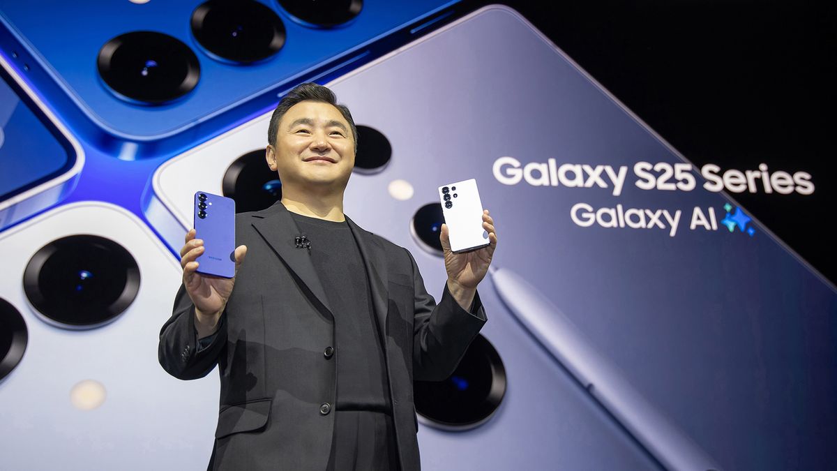 Samsung&#039;s TM Roh holds up two Galaxy S25 smartphones onstage during Samsung Unpacked 2025