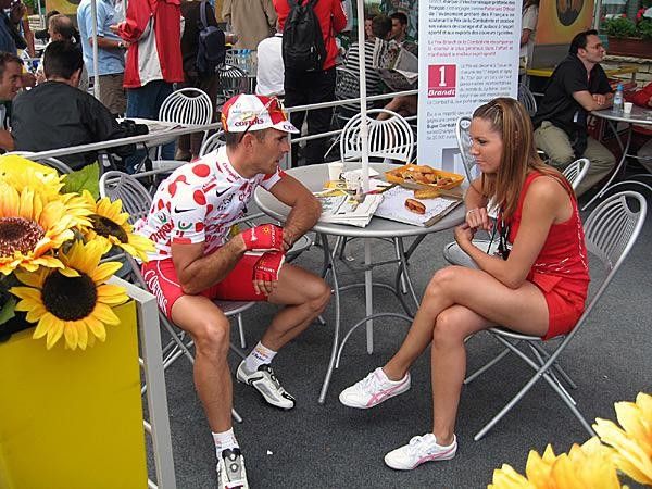 The polka dot jersey chats before the start of stage 5.