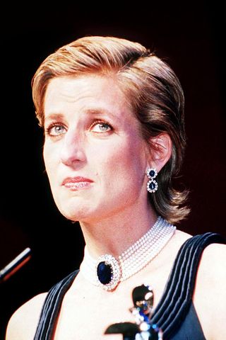Kate Middleton changed these diamond earrings that belonged to Diana ...