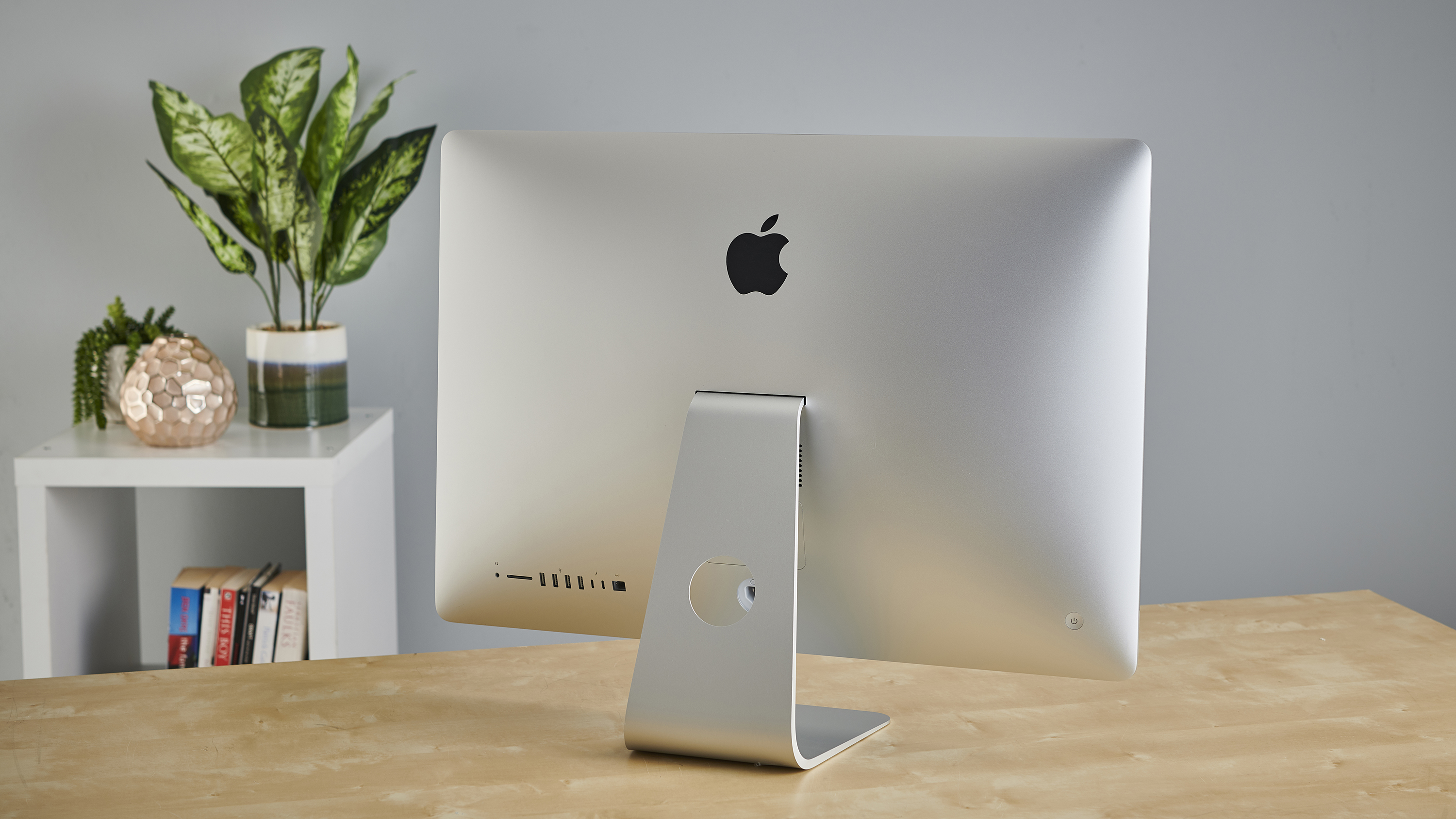 Apple iMac 27-inch (2020) on a wooden desk