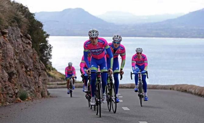 Przemyslaw Niemiec leads the Lampre Merida team on the climb