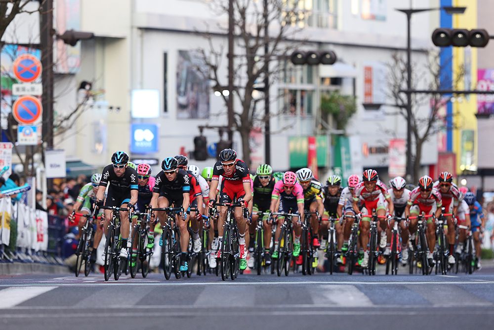 The peloton races through the streets of Utsunomiya