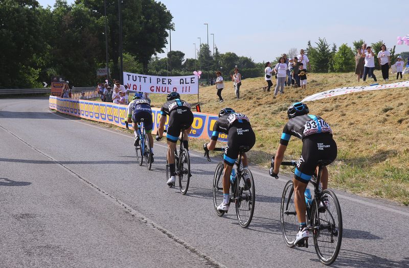 Team Sky try to limit Richie Porte's losses after his untimely flat with 7km to race