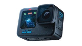 GoPro Hero 12 Black-camera tegen een witte achtergrond, bewerkt tot Hero 13 Black