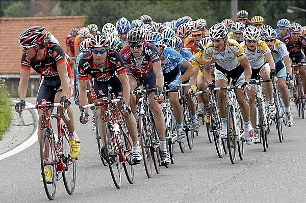 Caisse d'Epargne leads the chase on the smoother roads.