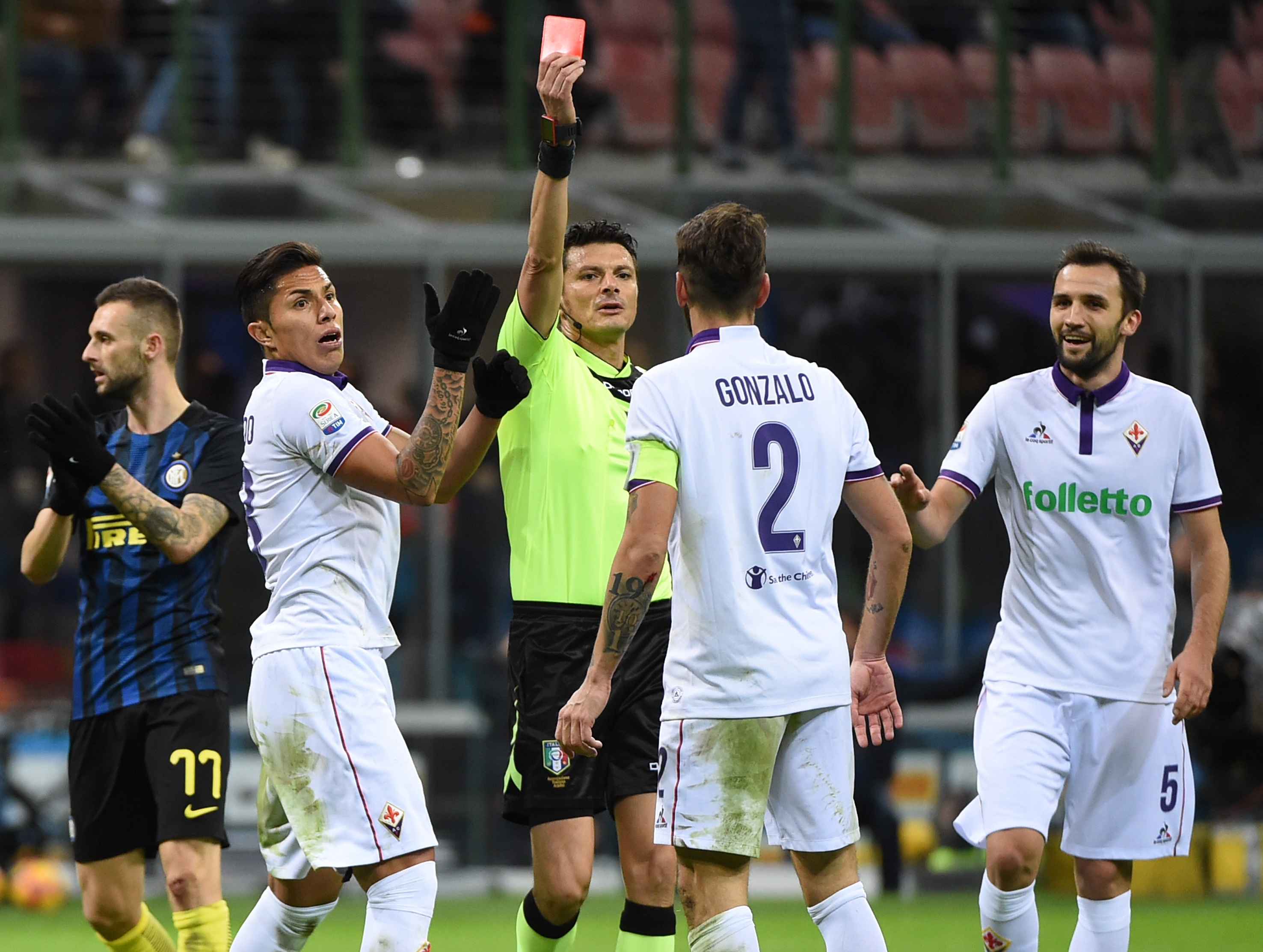 Gonzalo Rodriguez is sent off while playing for Fiorentina against Inter in 2016