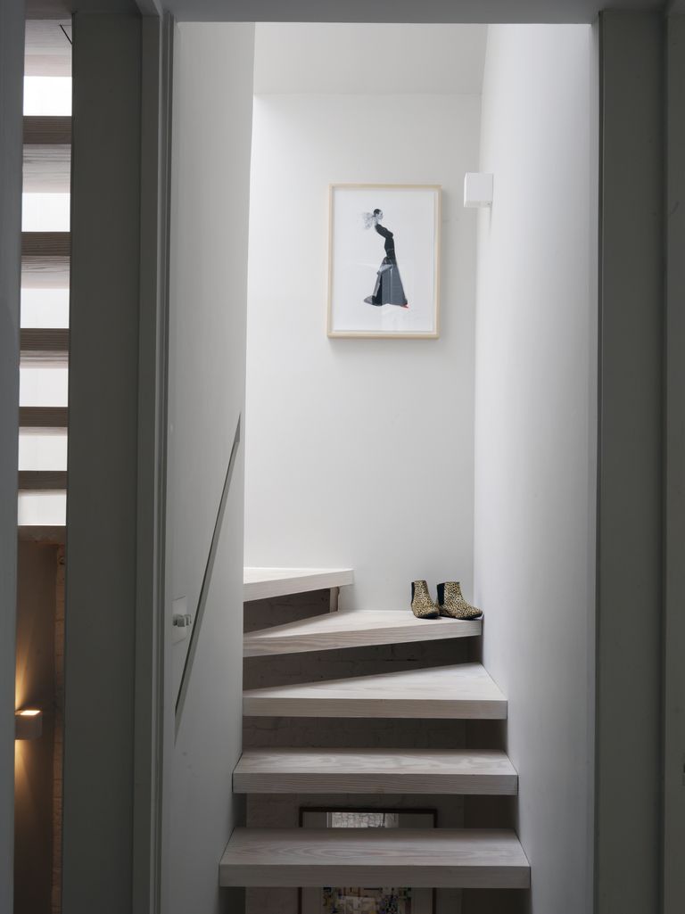 How to paint high walls on the stairs for a perfect finish Livingetc