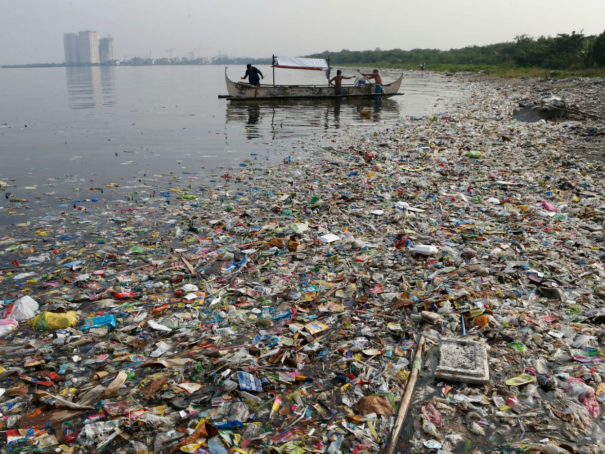 Lots of rubbish. Мусорный остров Токио. Загрязнение воды. Загрязнение мирового океана. Экология загрязнение воды.