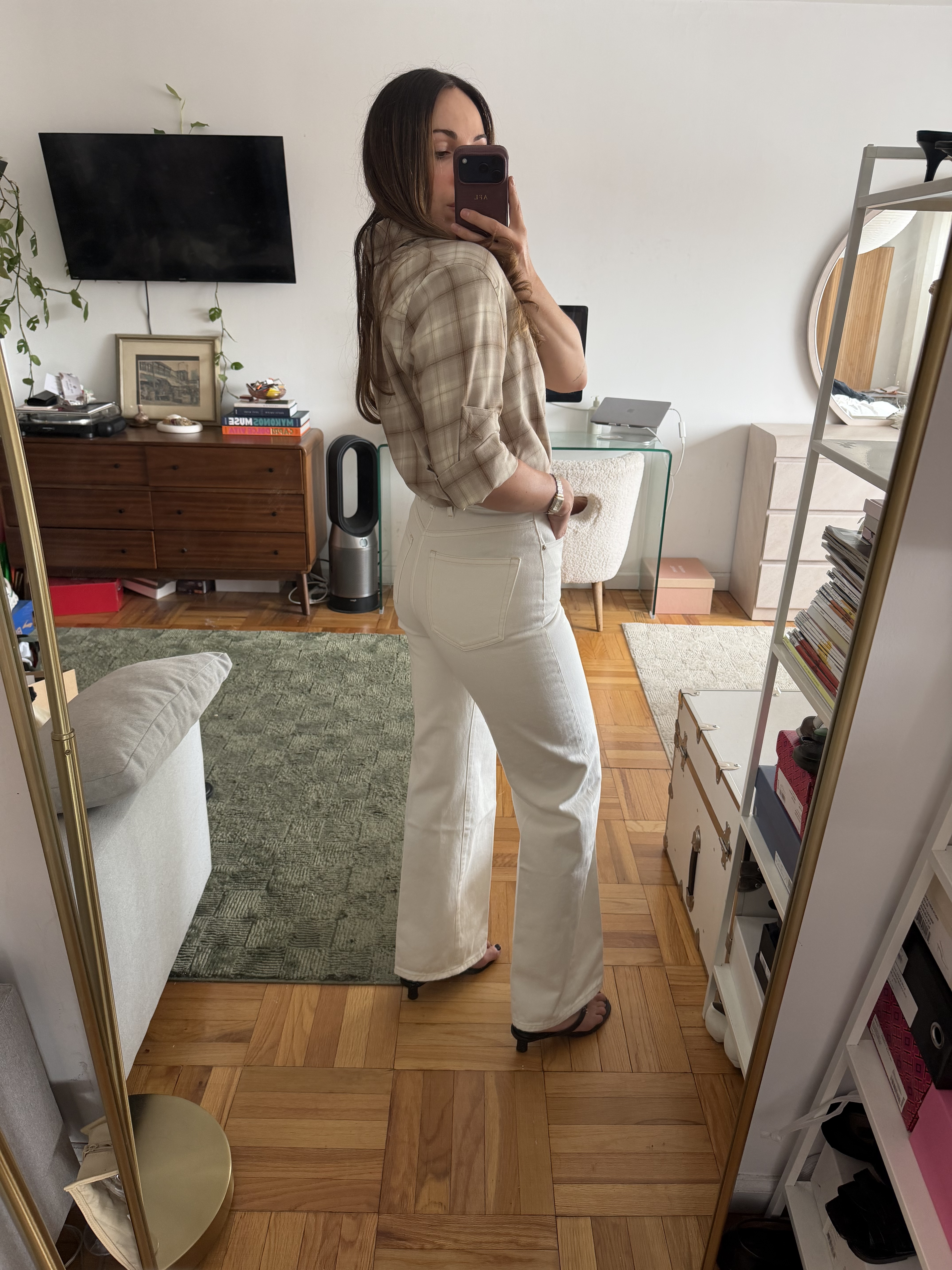 editor white jeans try-on