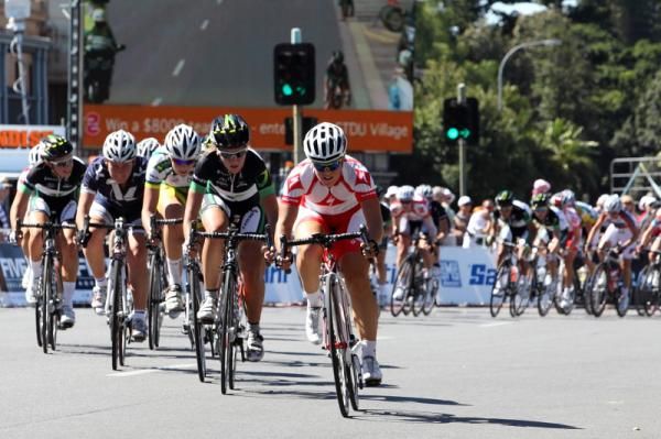 Rebecca Werner (Specialized SA) chases Gunnewijk