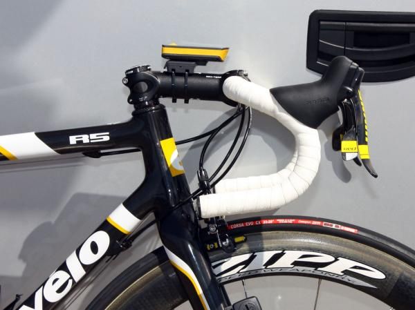 The new R5 (and R3) head tube taperes from 1 1/8" up top to 1 3/8" down below.