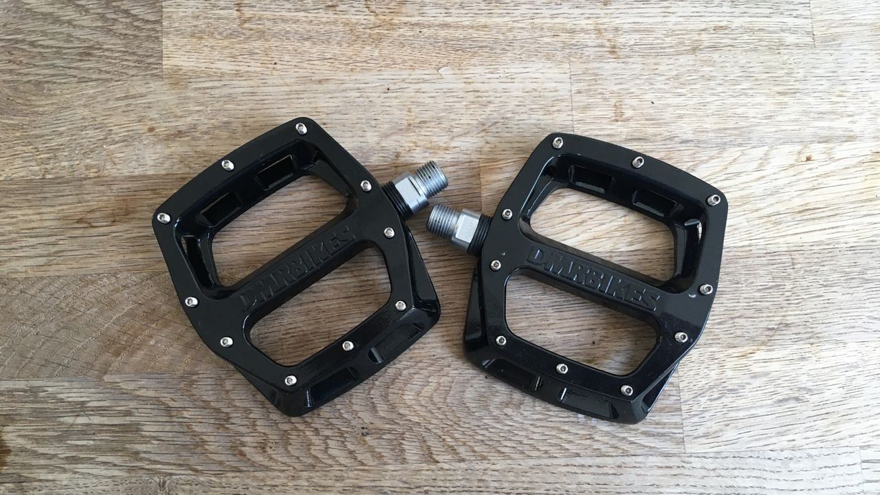 DMR V12 pedals in black