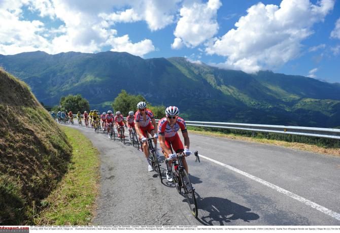 Katusha sets a high tempo on the front of the bunch