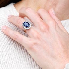 Kate Middleton's hand showing her sapphire engagement ring 