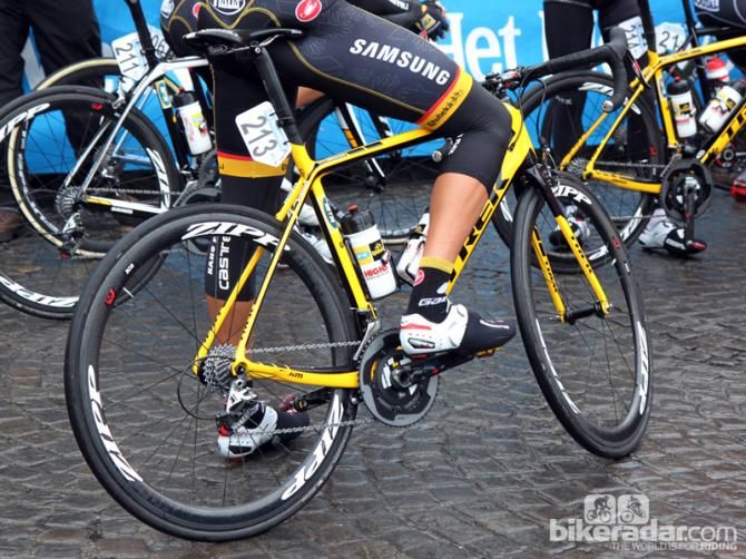 MTN-Quebeka is sponsored by SRAM, who doesn't make a direct-mount brake caliper, so
the team uses a different Madone fork than usual