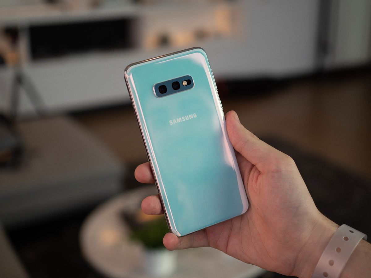 Holding the Samsung Galaxy S10e