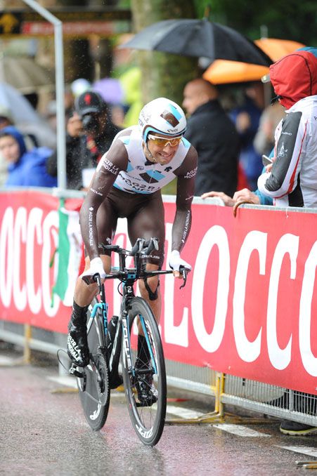 Matteo Montaguti sprints for the line