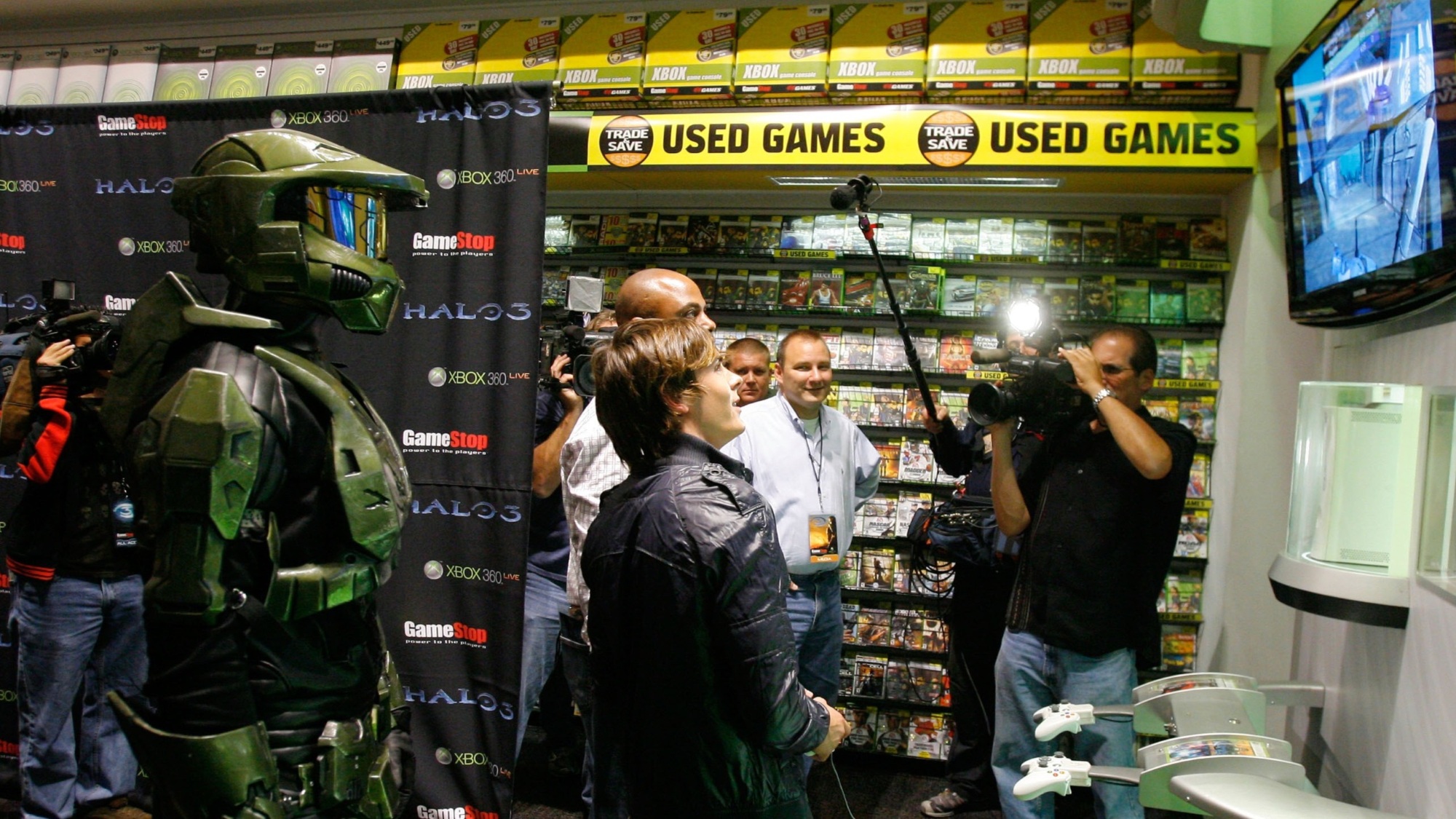 Actor Zac Efron plays Halo 3 game at the Midnight Madness Event held at GameSpot on September 24, 2007 in Universal City California.