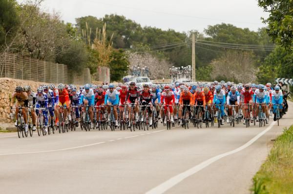 The peloton starts to organize the chase.