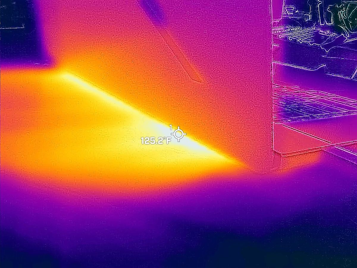 Picture of the ROG Zephyrus G16's back vents taken with a thermal camera.