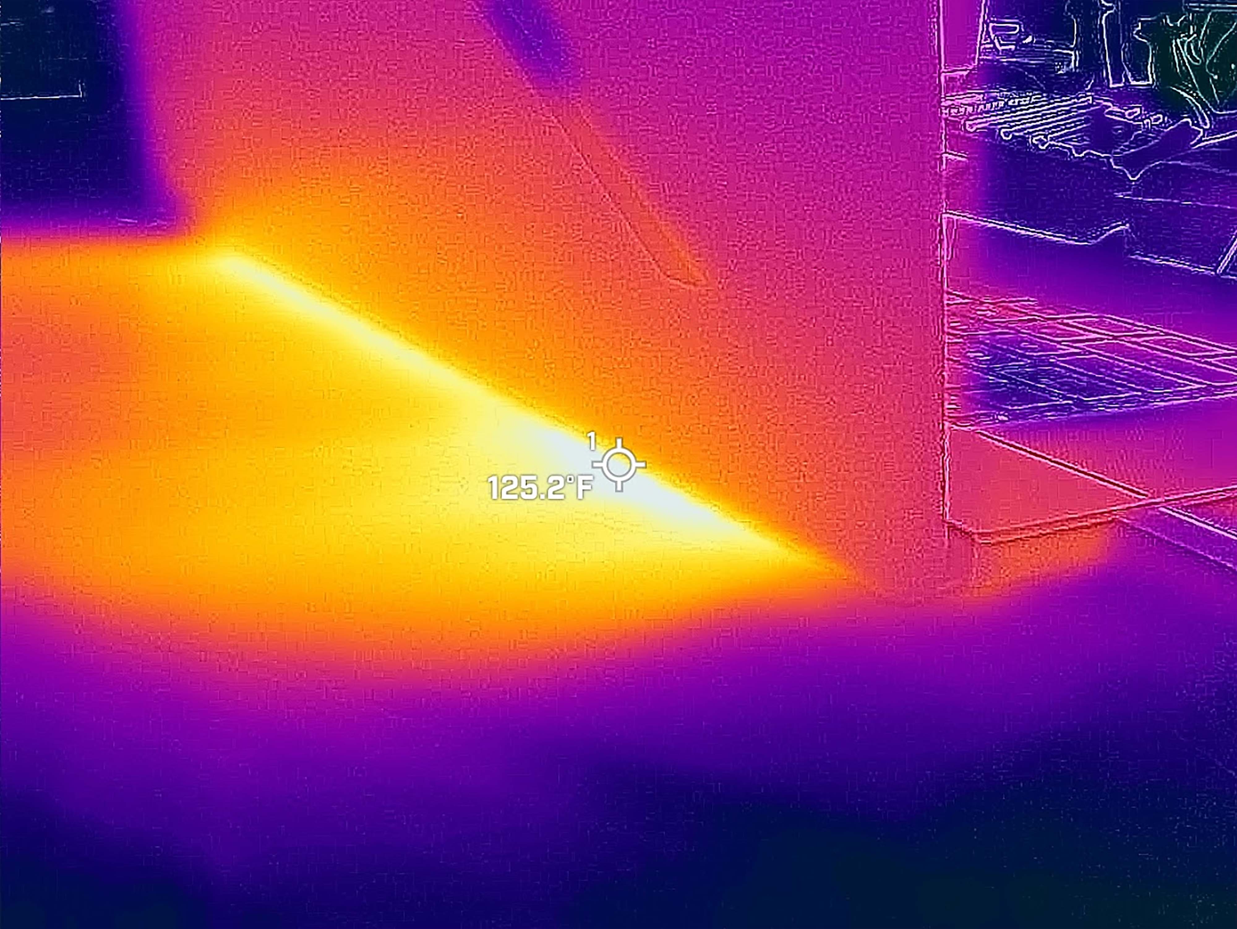 Picture of the ROG Zephyrus G16's back vents taken with a thermal camera.