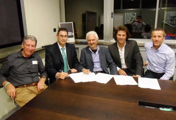 The deal is done: Gianni Savio (c) with Gimondi, Ippolito, Bellini and Lecchi.