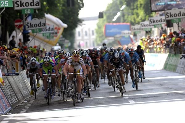 Andre Greipel (HTC - Columbia) powers to victory in stage 18.