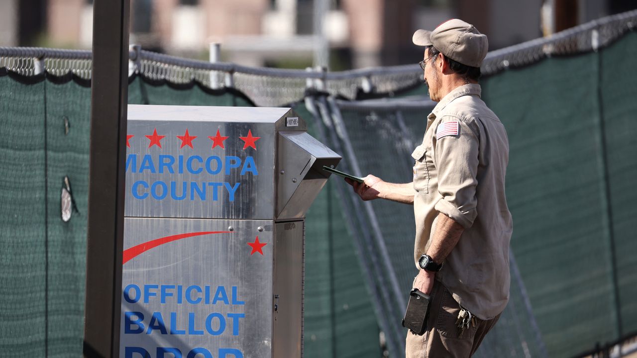 Man votes in Arizona&#039;s Maricopa County in 2022