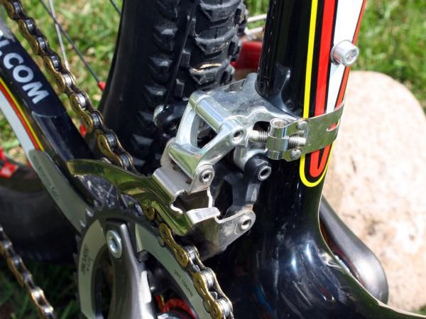 The flexible stainless steel band clamp on SRAM's XX front derailleur offers a better grip and more evenly distributed pressure than conventional alloy clamshell clamps.