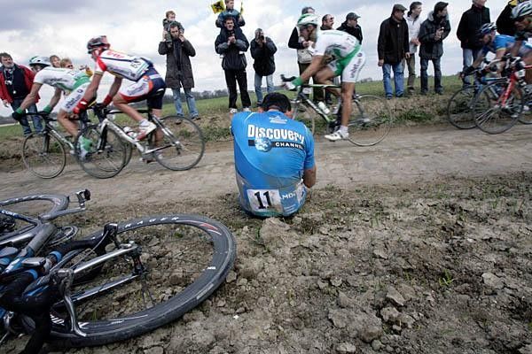 Hincapie on the ground while the peloton marches on.