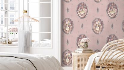 Vintage decor: woodchip and magnolia floral wallpaper in bedroom