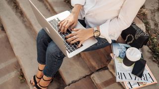 Kvinna med Gucci handväska som arbetar på Apple Laptop Macbook Air