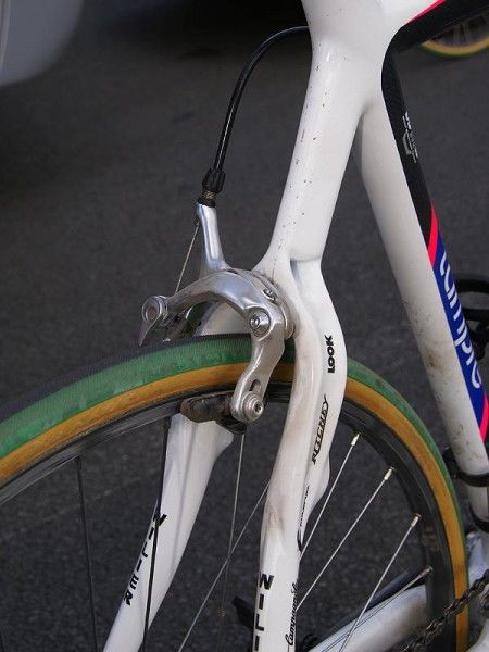 The increased rear tire clearance requires the use of a long-reach Shimano brake caliper.