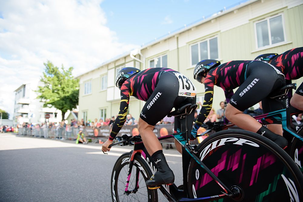 CANYON//SRAM Racing begin the 42,5 km team time trial of the UCI Women's World Tour's 2016 Crescent V&aring;rg&aring;rda Team Time Trial