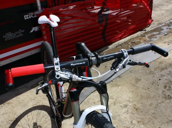 A straight handlebar helps keep the cockpit height low.