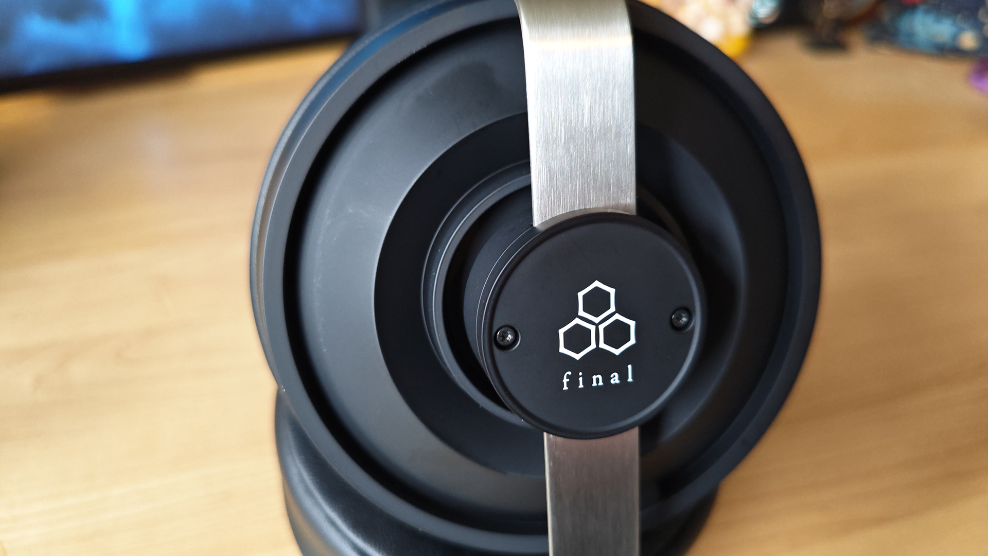 The Final DX3000 CL closed back headphone.