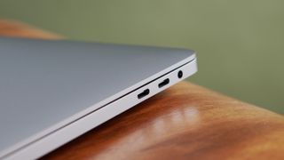 16-tuumaisessa MacBook Prossa on neljä Thunderbolt 3 -liitäntää ja perinteinen kuulokeliitäntä.