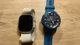 L'Apple Watch Ultra e il Garmin Instinct Crossover