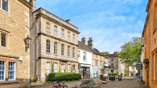 Top- floor flat in an elegant Grade II* 18th century building