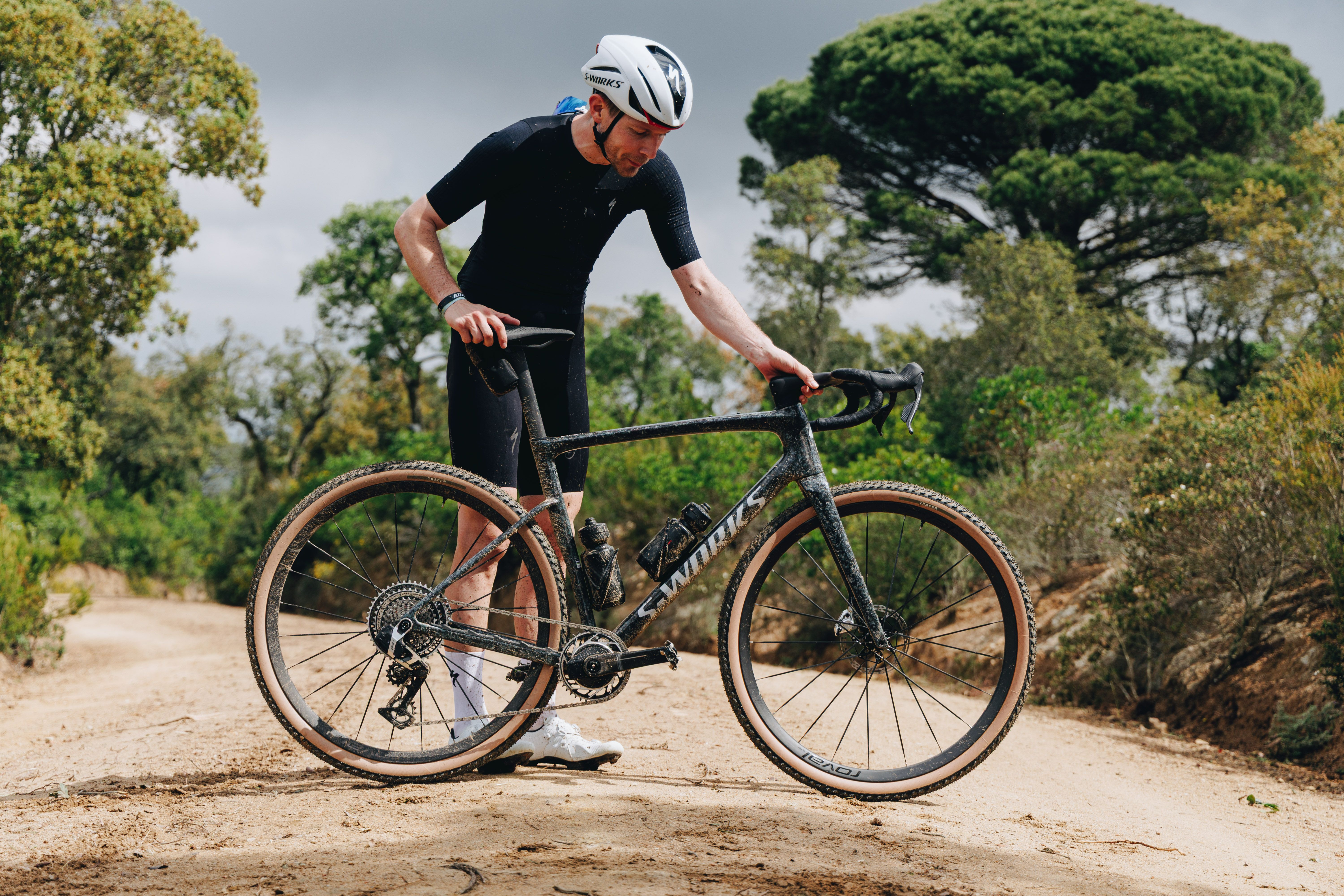 Josh está na frente de um S-Works Crux 5.