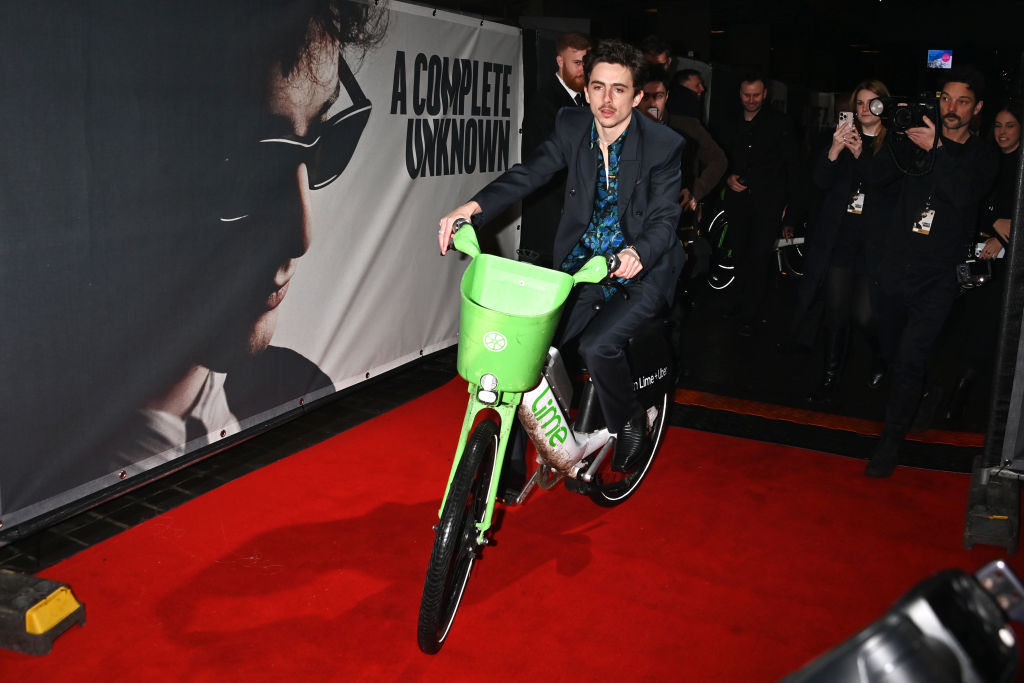 Timoth&amp;eacute;e Chalamet arrives on the red carpet on a lime bike