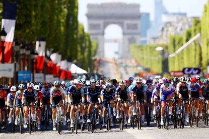 The peloton on the champs-elysées on stage 1 of the tour de france femmes 2022