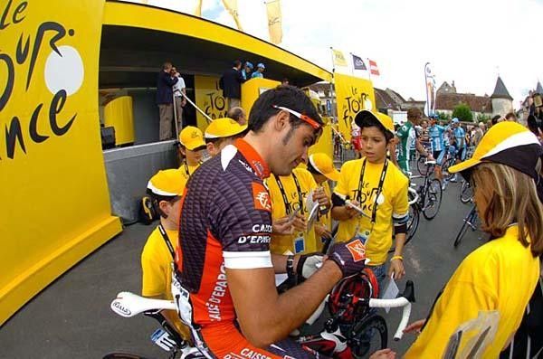 Oscar Pereiro signs autographs for the yellow-clad kids who were fortunate enough